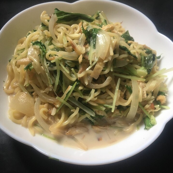 玉ねぎ、水菜、にんにく、油揚げの牛乳スープ焼きそば